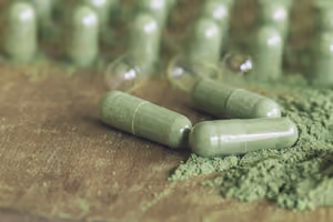 Capsules végétales remplies de poudre verte