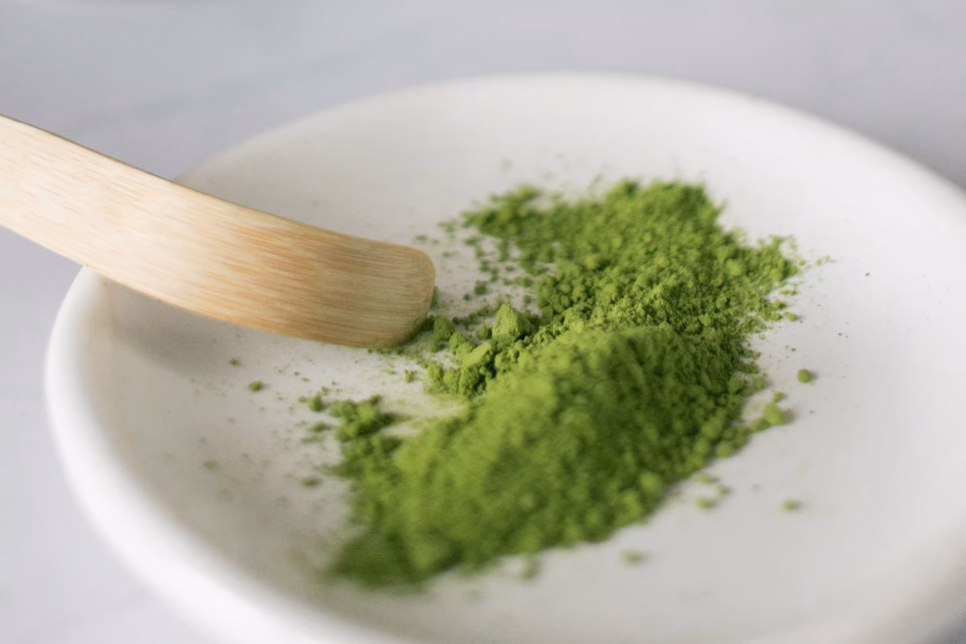 Poudre verte de supplément dans une assiette